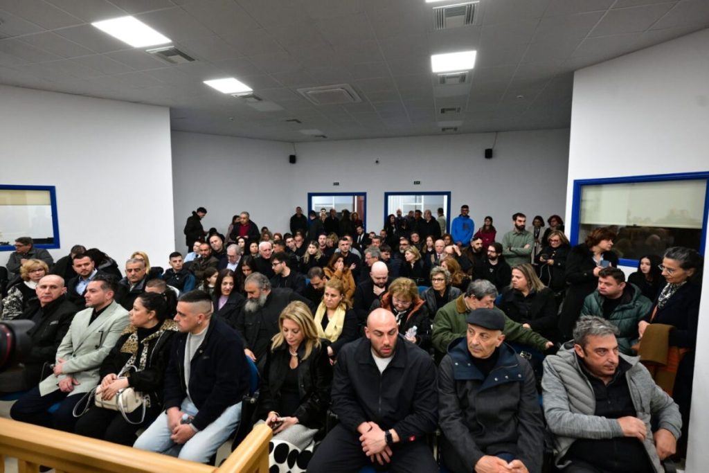 Έγκλημα στα Τέμπη: Δρακόντεια τα μέτρα ασφαλείας κατά την επανέναρξη της δίκης που διεξάγεται στη Λάρισα