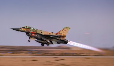 Η ισραηλινή Αεροπορία χτυπά θέσεις αεράμυνας και βαλλιστικούς πυραύλους στο Ιράν (βίντεο)