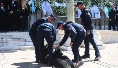 Μαρινέλλα: «Ξαναχτύπησε» η Ελένη Λουκά – «Αυτό που κάνετε είναι ειδωλολατρία» φώναζε έξω από το ναό (φώτο)