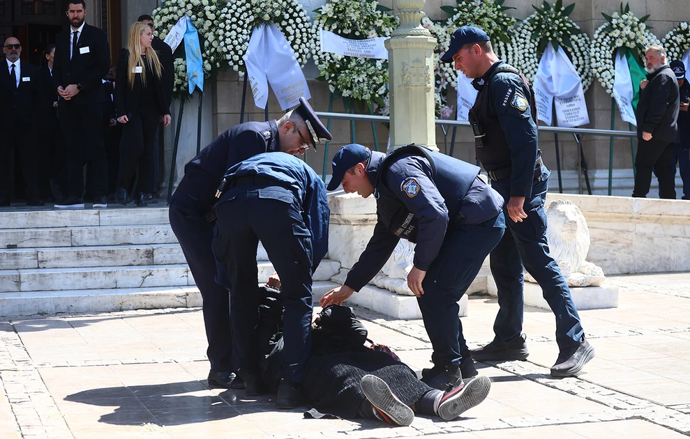 Μαρινέλλα: «Ξαναχτύπησε» η Ελένη Λουκά – «Αυτό που κάνετε είναι ειδωλολατρία» φώναζε έξω από το ναό (φώτο)