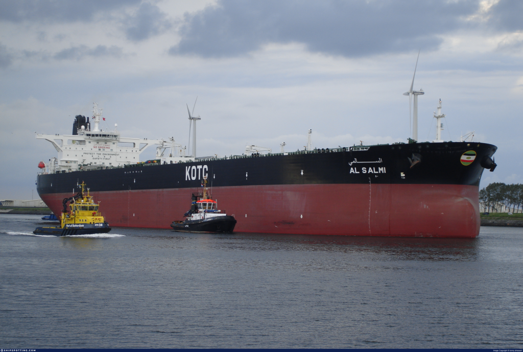 Οι Ιρανοί κτύπησαν το κουβεϊτιανό πλοίο Al Salmi στο λιμάνι του Ντουμπάι – Κίνδυνος διαρροής πετρελαίου (βίντεο)