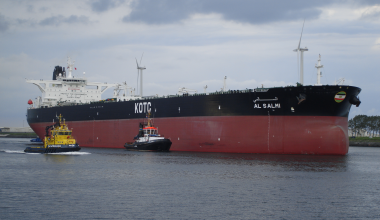 Κουβέιτ: Οι Ιρανοί κτύπησαν το Al Salmi στο λιμάνι του Ντουμπάι – Κίνδυνος διαρροής πετρελαίου (βίντεο)