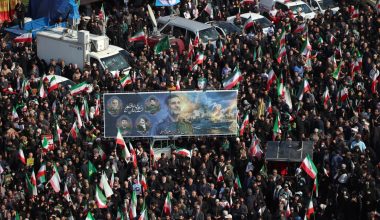 Χιλιάδες Ιρανοί στην κηδεία του διοικητή του ναυτικού των Φρουρών της Επανάστασης