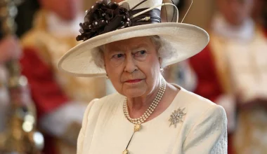 Ελισάβετ: Πικραμένη με τον Χάρι μετά την παραίτησή του – Ακόμα και στο τηλέφωνο τού μιλούσε με μάρτυρα