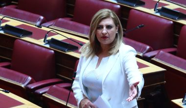 Ε.Λιακούλη σε Σ.Βούλτεψη: «Συμπεριφέρεστε σαν γειτόνισσα» – Έντονη αντιπαράθεση on air (βίντεο)