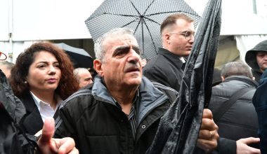 Β.Χατζηχαραλάμπους για Τέμπη: «Η αίθουσα παραμένει ακατάλληλη» – «Υπερβολική η αστυνομική παρουσία»