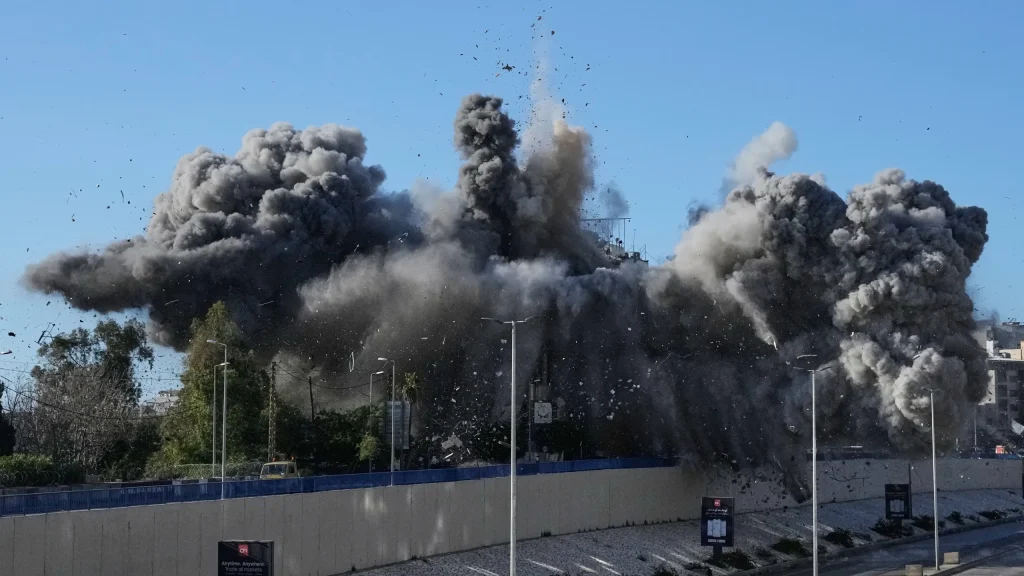 Σφοδρό αεροπορικό πλήγμα κοντά στην πρώην αμερικανική πρεσβεία στην Τεχεράνη (βίντεο)