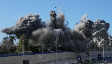 Σφοδρό αεροπορικό πλήγμα κοντά στην πρώην αμερικανική πρεσβεία στην Τεχεράνη (βίντεο)