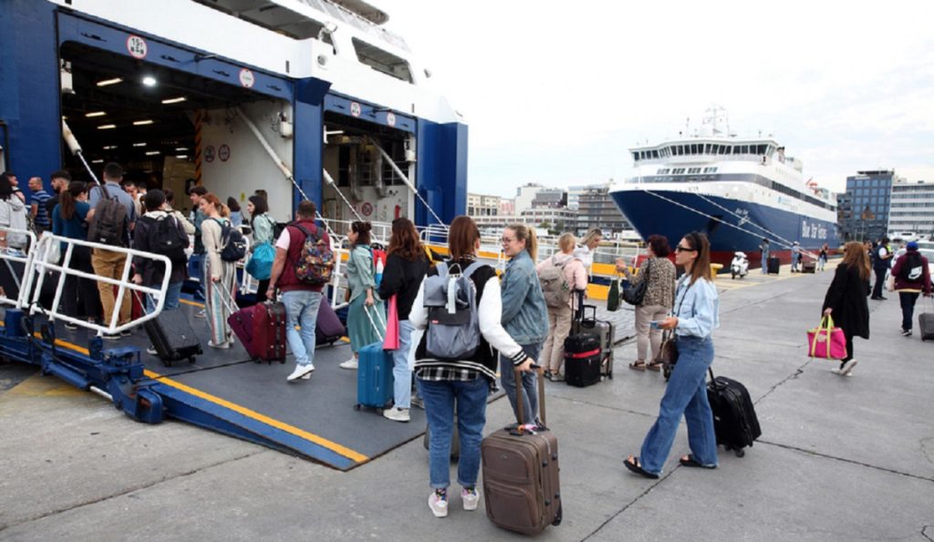 Εκπτώσεις 30% σε αεροπορικά εισιτήρια και 50% σε ακτοπλοϊκά για την περίοδο του Πάσχα – Ποιοι οι δικαιούχοι