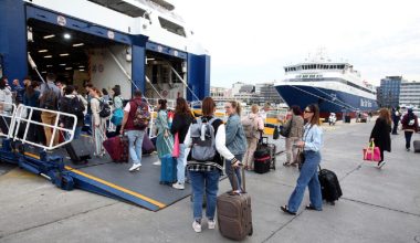 Εκπτώσεις 30% σε αεροπορικά εισιτήρια και 50% σε ακτοπλοϊκά για την περίοδο του Πάσχα – Ποιοι οι δικαιούχοι