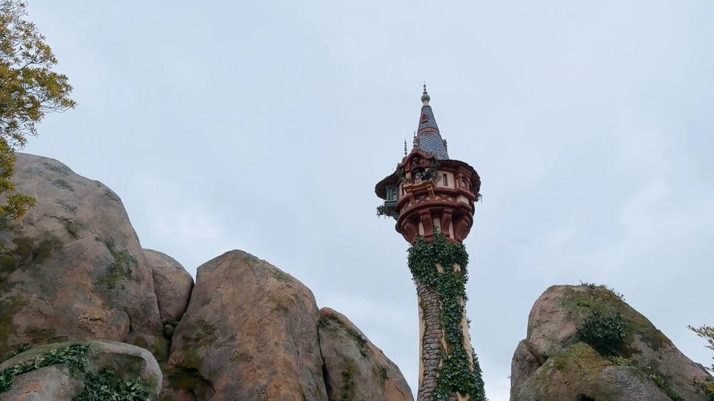 Επικό βίντεο: Κοράκια επιτίθενται και βγάζουν «τρίχα τρίχα» το μαλλί ρομποτικής Ραπουνζέλ στην Ιαπωνία