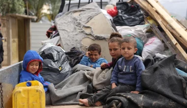 Παιδιά στη Γάζα αναπαριστούν τη στιγμή της κηδείας κατά τη διάρκεια του παιχνιδιού τους (βίντεο)