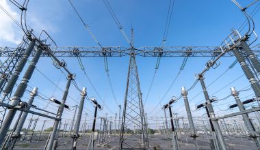 Τι αποκαλύπτει η σύγκριση κόστους του ρεύματος και του μισθού για Ελλάδα και Βουλγαρία