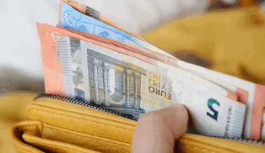 Σε ισχύ από σήμερα ο νέος κατώτατος μισθός – Τα μεικτά και τα «καθαρά»