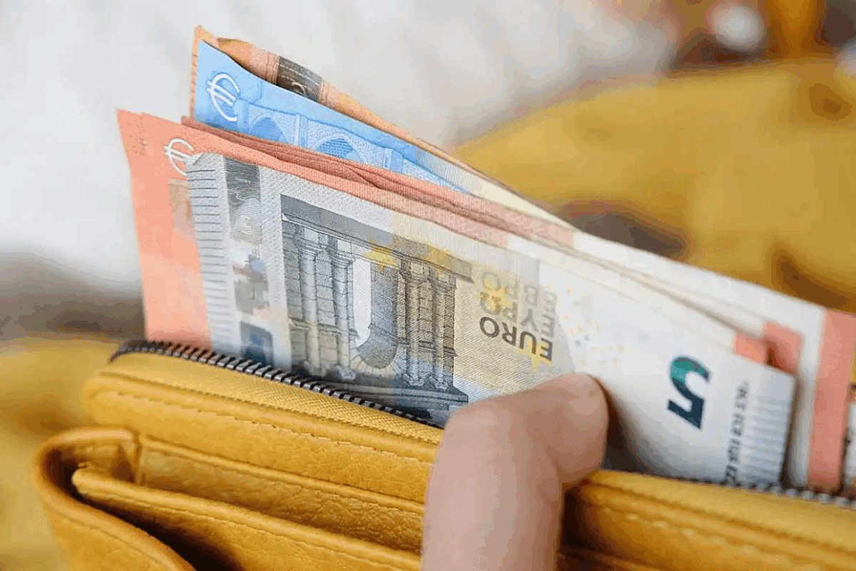 Σε ισχύ από σήμερα ο νέος κατώτατος μισθός – Τα μεικτά και τα «καθαρά»