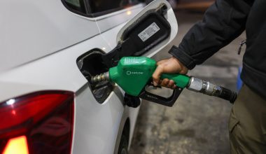 Ο επίτροπος Ενέργειας της ΕΕ προτείνει τηλεργασία και Κυριακές χωρίς ΙΧ λόγω αυξήσεων σε πετρέλαιο και φυσικό αέριο