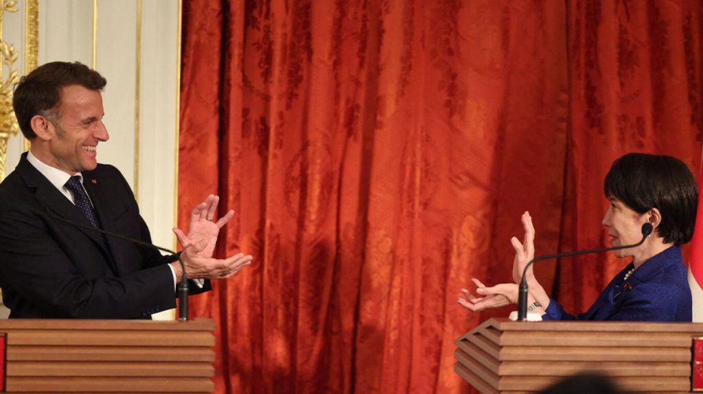 Βίντεο: Εμανουέλ Μακρόν και Σαναέ Τακαΐτσι κάνουν την χαρακτηριστική κίνηση «Kamehameha» από το Dragon Ball