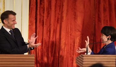 Βίντεο: Εμανουέλ Μακρόν και Σαναέ Τακαΐτσι κάνουν την χαρακτηριστική κίνηση «Kamehameha» από το Dragon Ball