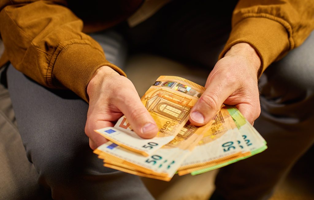 Μέχρι τη Μεγάλη Τετάρτη η καταβολή του δώρου Πάσχα – Τι να κάνετε αν δεν το λάβετε