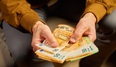 Μέχρι τη Μεγάλη Τετάρτη η καταβολή του δώρου Πάσχα – Τι να κάνετε αν δεν το λάβετε