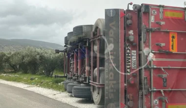 Στο «κόκκινο» η Κρήτη εξαιτίας της κακοκαιρίας Erminio: Ισχυροί άνεμοι ανέτρεψαν νταλίκα στο Λασίθι (φωτο)