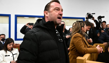 Ν.Πλακιάς στη δίκη των Τεμπών: «Αθάνατες! Όλοι φυλακή αλήτες!»