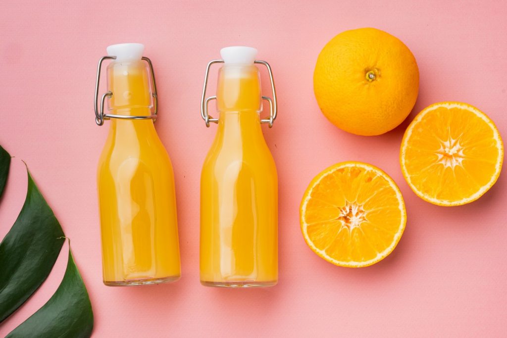 Δείτε τι θα συμβεί στην υγεία σας αν πίνετε καθημερινά δύο ποτήρια φυσικό χυμό πορτοκάλι