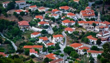 Κρεμαστή: Το γραφικό χωριό στον Πάρνωνα που χαρίζει στους επισκέπτες του ήρεμες και χαλαρές στιγμές