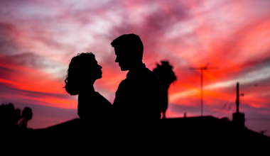 Κεφάλαιο «σχέση»: Γιατί κάποιες φορές ρίχνουμε τα στάνταρ μας; – Οι τέσσερις λόγοι