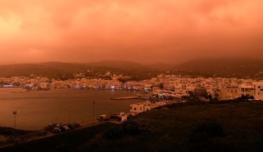 Απόκοσμες εικόνες στις Κυκλάδες: Έρημο θυμίζουν Σαντορίνη και Τήνος – Πως θα εξελιχθεί η κακοκαιρία «Erminio»