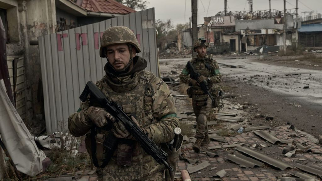 Ουκρανοί στρατιώτες τρελαίνονται που δεν βρίσκουν άτομα και χτυπούν αλύπητα άμαχους πολίτες (βίντεο)