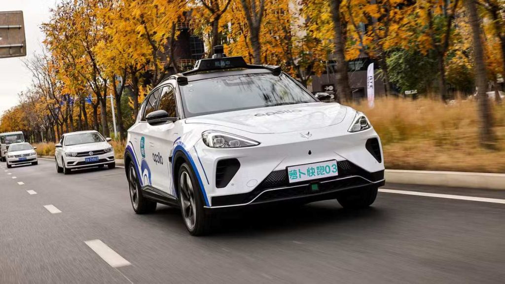 Πρωτοφανές περιστατικό στην Κίνα: Μαζική «παράλυση» τουλάχιστον 100 ρομποτικών ταξί σε δρόμο της Γουχάν! (βίντεο)