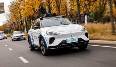 Πρωτοφανές περιστατικό στην Κίνα: Μαζική «παράλυση» τουλάχιστον 100 ρομποτικών ταξί σε δρόμο της Γουχάν! (βίντεο)