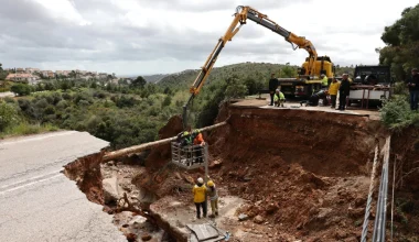 Η λεωφόρος που συνδέει Καλλιτεχνούπολη, Νταού & Πεντέλη με την Ραφήνα «εξαφανίστηκε» – Την πήρε το «Μεγάλο Ρέμα»!