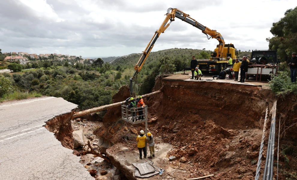 Η λεωφόρος που συνδέει Καλλιτεχνούπολη, Νταού & Πεντέλη με την Ραφήνα «εξαφανίστηκε» – Την πήρε το «Μεγάλο Ρέμα»!
