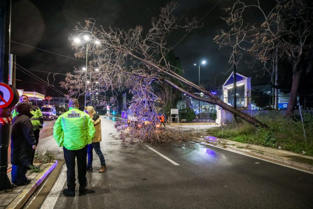 Τραγωδία στη Νέα Μάκρη: Ένας νεκρός από την κακοκαιρία Erminio – Βρέθηκε κάτω από ΙΧ που είχε παρασυρθεί