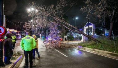 Τραγωδία στη Νέα Μάκρη: Ένας νεκρός από την κακοκαιρία Erminio – Βρέθηκε κάτω από ΙΧ που είχε παρασυρθεί