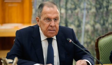 Σ.Λαβρόφ – Α.Αραγτσί: Είχαν τηλεφωνική συνομιλία για τις εξελίξεις του πολέμου στη Μέση Ανατολή