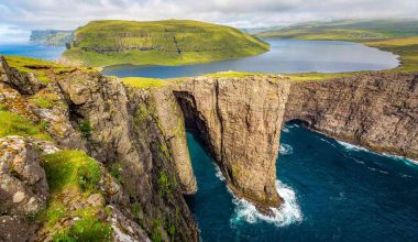 Sørvágsvatn: Η λίμνη στα Νησιά Φερόε που μοιάζει να αιωρείται πάνω από τον Ατλαντικό Ωκεανό (φώτο)
