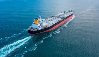 Πακιστάν σε εγκλωβισμένο δεξαμενόπλοιο: Μπορείτε να υψώσετε τη σημαία μας για να περάσετε το Στενό του Ορμούζ