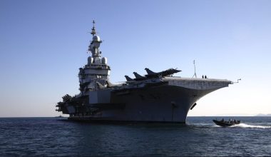 Στο λιμάνι της Σούδας έφτασε το γαλλικό αεροπλανοφόρο Σαρλ Ντε Γκωλ (φώτο)