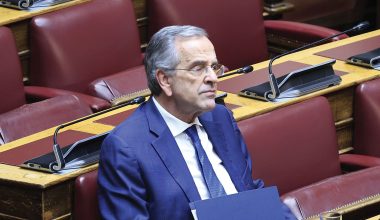 Α.Σαμαράς: «Κύριε πρωθυπουργέ έχει διερευνήσει κάποια υπηρεσία γιατί παρακολουθούσαν το τηλέφωνό μου;»