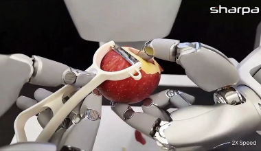 Ανθρωποειδές ρομπότ ξεφλουδίζει μήλο καλύτερα και από… επαγγελματία (βίντεο)