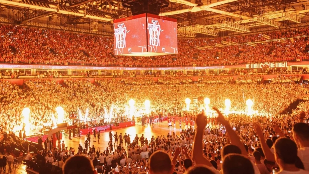 Ερυθρός Αστέρας – Παρτίζαν: Επεισόδια πριν καν αρχίσει η αναμέτρηση – Καπνογόνα και μπουκάλια (βίντεο)