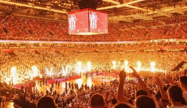 Ερυθρός Αστέρας – Παρτίζαν: Επεισόδια πριν καν αρχίσει η αναμέτρηση – Καπνογόνα και μπουκάλια (βίντεο)