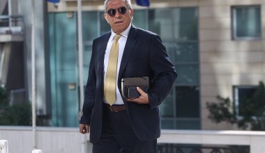 Έκρηξη από γκαζάκια στην πολυκατοικία που στεγάζεται το γραφείο του Β.Καπερνάρου στην Κυψέλη (upd)