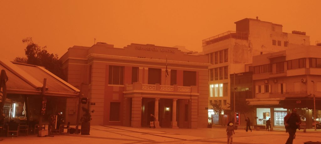 «Χαμός» στο TikTok με την αφρικανική σκόνη που «σκέπασε» την Κρήτη: Οι καμήλες και ο… πλανήτης Άρης (βίντεο)