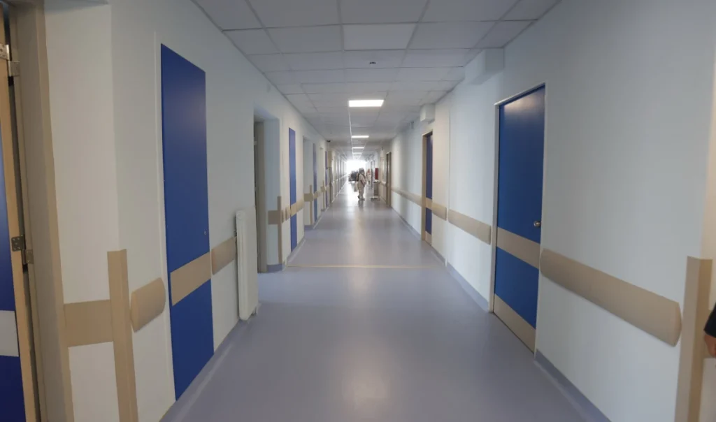 Κιάτο: Πιάστηκαν τα μαλλιά της σε μηχάνημα και έφυγε όλο το δέρμα – Σοβαρό εργατικό ατύχημα