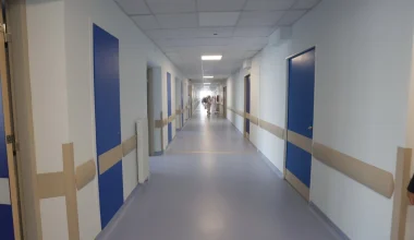 Κιάτο: Πιάστηκαν τα μαλλιά της σε μηχάνημα και έφυγε όλο το δέρμα – Σοβαρό εργατικό ατύχημα