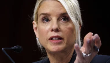 Η πρώτη ανακοίνωση της Παμ Μπόντι μετά την αποπομπή της από την θέση της υπουργού Δικαιοσύνης των ΗΠΑ